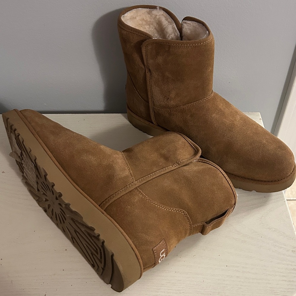 UGG Cory Genuine Shearling Lined Booties women’s size 9.5 in chestnut suede EUC